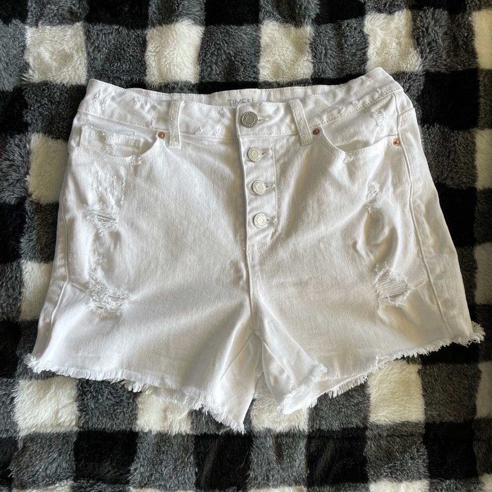 Time & Tru Shorts High Rise 4 white distressed